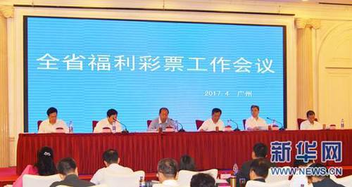 吴东海看得直皱眉，急忙低声问身边的吴鑫：这小子什么来头？。